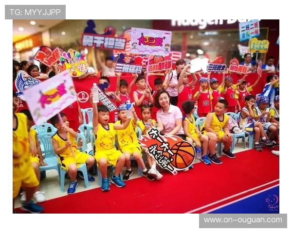 场边小球迷成功接到投篮，获全场欢呼